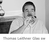 Portrait Thomas Leithner mit Glas schwarz/weiß
